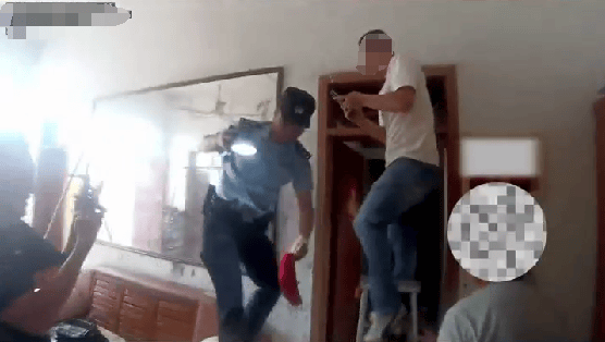 老人用红袜子包裹一万元现金藏在门框上<strong></p>
<p>理财产品的利率</strong>，一天后不翼而飞，警方破案：偷钱的是老鼠