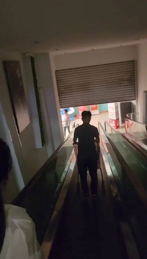 江苏苏州一大润发店员着急下班<strong></p>
<p>个人投资理财规划</strong>，强制关闭载客中电梯！经理致歉：已警告处罚