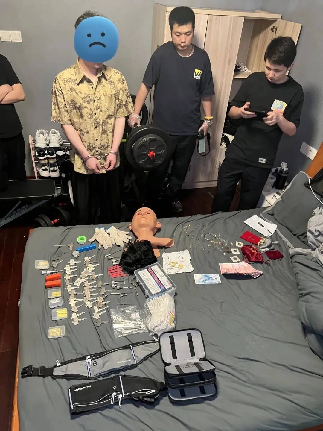 江苏一男子戴仿真“人皮”面具入室盗窃<strong></p>
<p>权益理财</strong>，流窜多个小区作案，涉案金额达15万余元