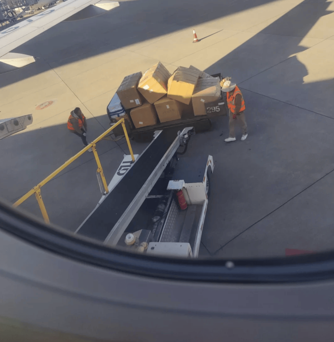 “坐飞机发现旁边放着冷链海鲜”<strong></p>
<p>权益理财</strong>,航空公司兼职送货给出差人整破防了