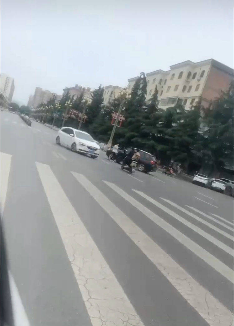 宝鸡一社区书记闹市飞车追撞女子<strong></p>
<p>长期理财产品</strong>，两路人遭殃送医，警方已介入