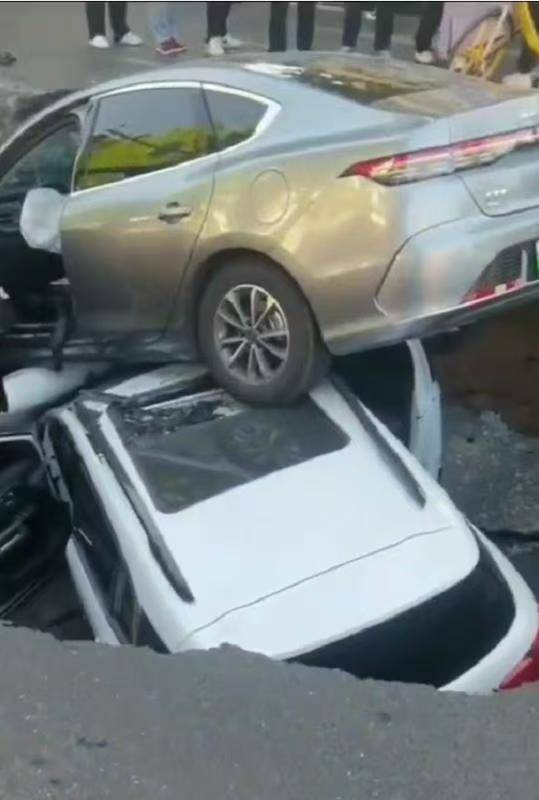 邯郸柏油马路突现深坑<strong></p>
<p>金融理财基础</strong>，有车辆猝不及防陷落，车主踩着车身从坑内爬出