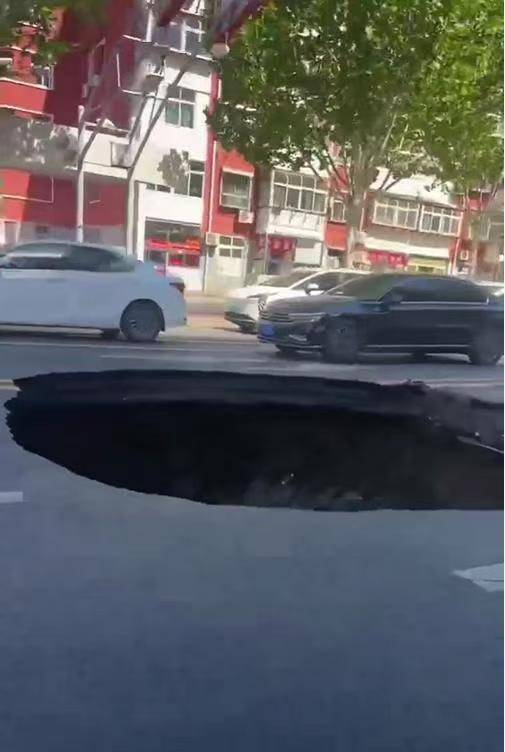 邯郸柏油马路突现深坑<strong></p>
<p>金融理财基础</strong>，有车辆猝不及防陷落，车主踩着车身从坑内爬出