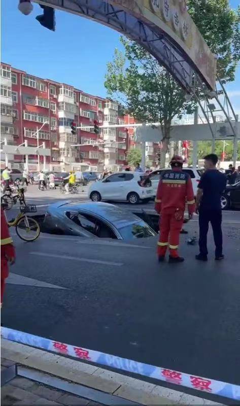 邯郸柏油马路突现深坑<strong></p>
<p>金融理财基础</strong>，有车辆猝不及防陷落，车主踩着车身从坑内爬出