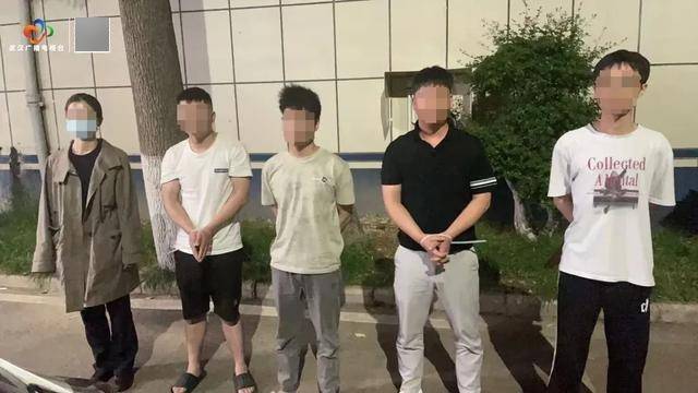 破门而入<strong></p>
<p>金融理财基础</strong>！武汉警方一举抓获32名“白富美”