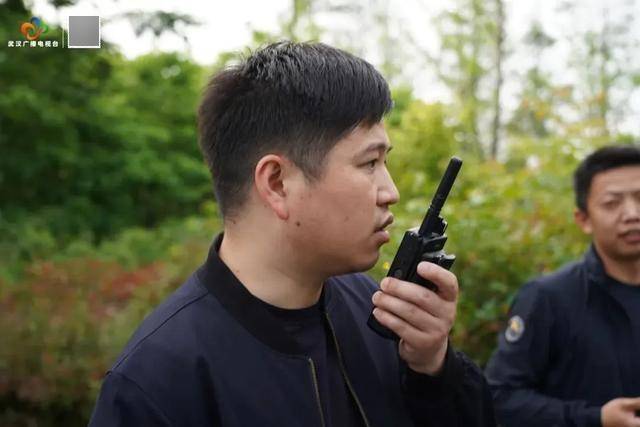 破门而入<strong></p>
<p>金融理财基础</strong>！武汉警方一举抓获32名“白富美”