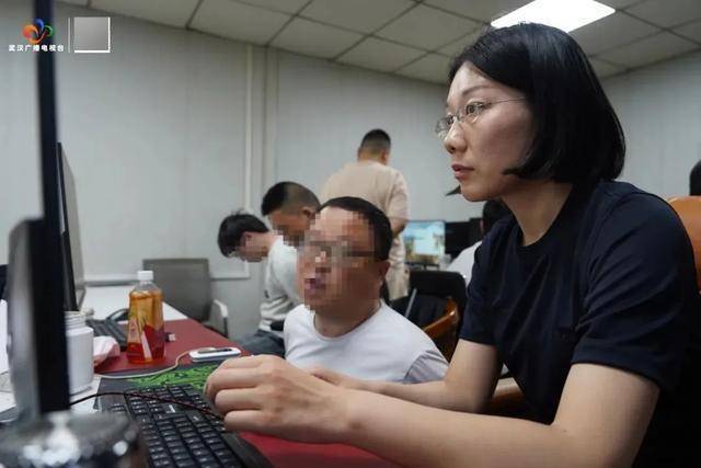 破门而入<strong></p>
<p>金融理财基础</strong>！武汉警方一举抓获32名“白富美”