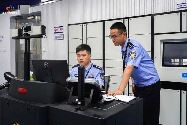 破门而入<strong></p>
<p>金融理财基础</strong>！武汉警方一举抓获32名“白富美”