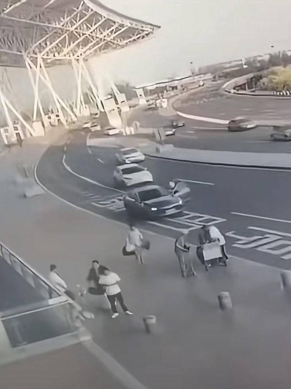 天津滨海机场一司机开门下车被相邻车道来车撞倒<strong></p>
<p>网上理财平台</strong>，车门脱落 交警正调查，律师分析