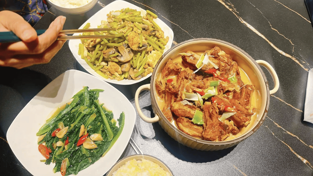 “包月800<strong></p>
<p>银行理财利息多少</strong>，不谈恋爱”，上门做饭的年轻人有多抢手