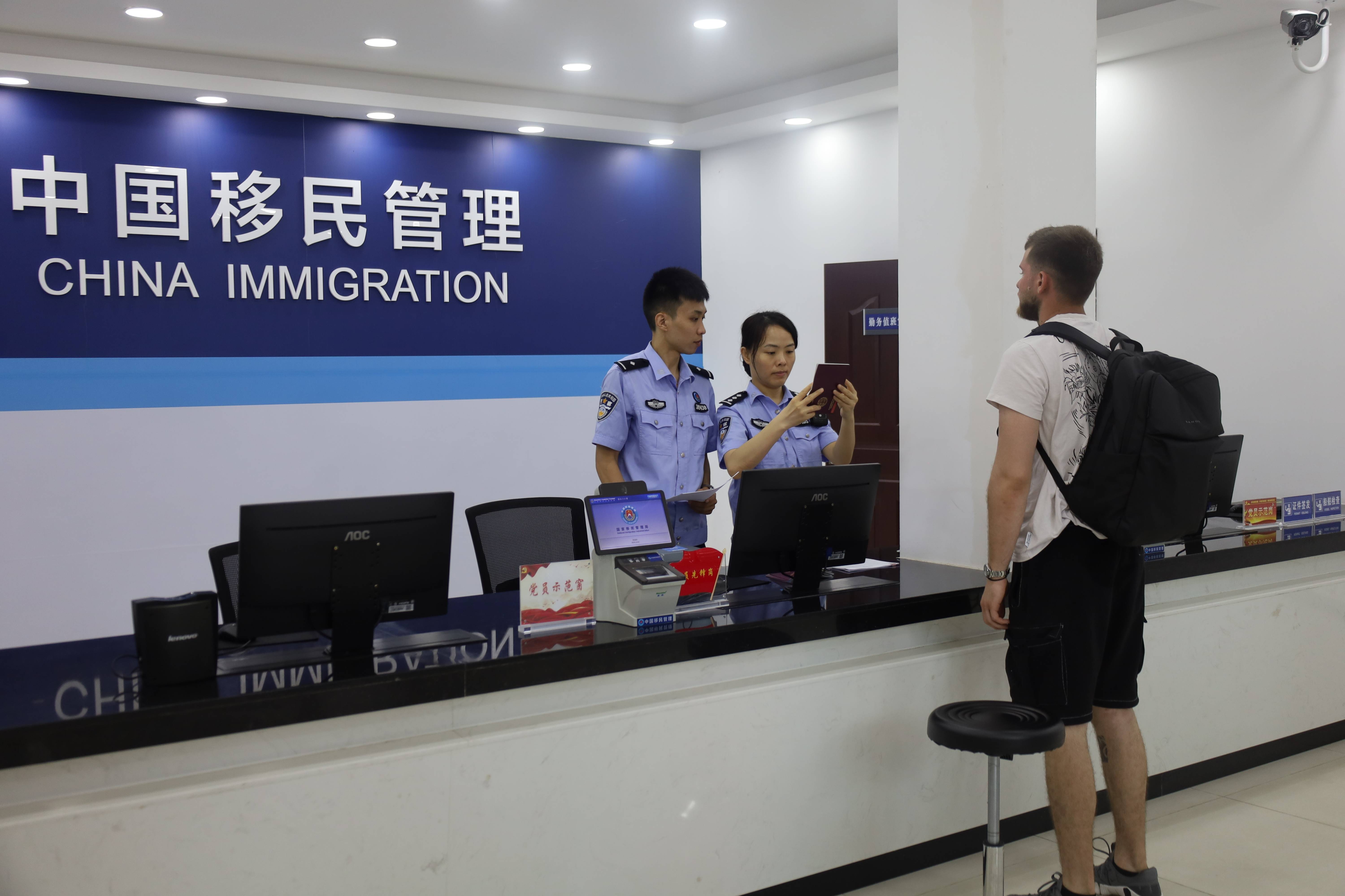 “第一次吃<strong></p>
<p>银行理财利息多少</strong>，像吃葡萄！”外籍船员在惠州品尝荔枝