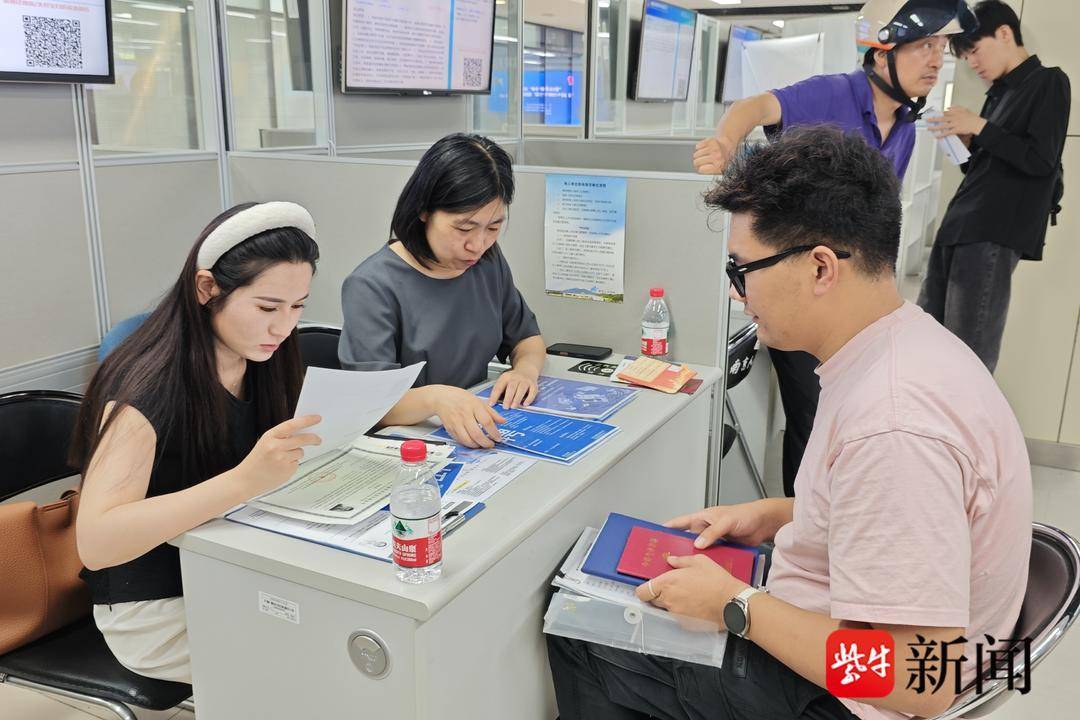 25岁小伙带一沓证书应聘！南京高校毕业生招聘会火爆<strong></p>
<p>理财体验金</strong>，HR：这样的简历很加分