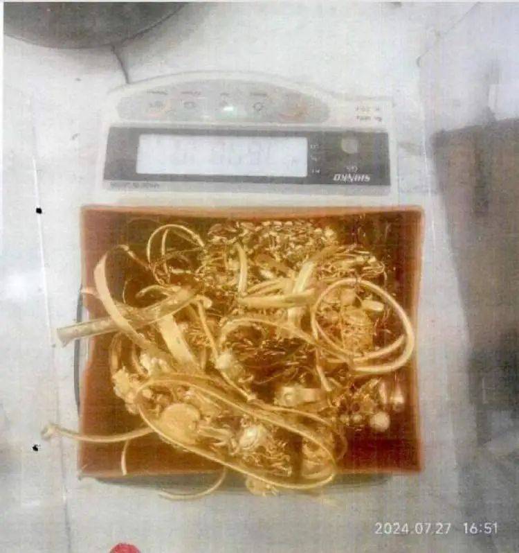 小树林里接头<strong></p>
<p>啄米理财</strong>，一天背走2000多万元黄金！上海两人被判刑