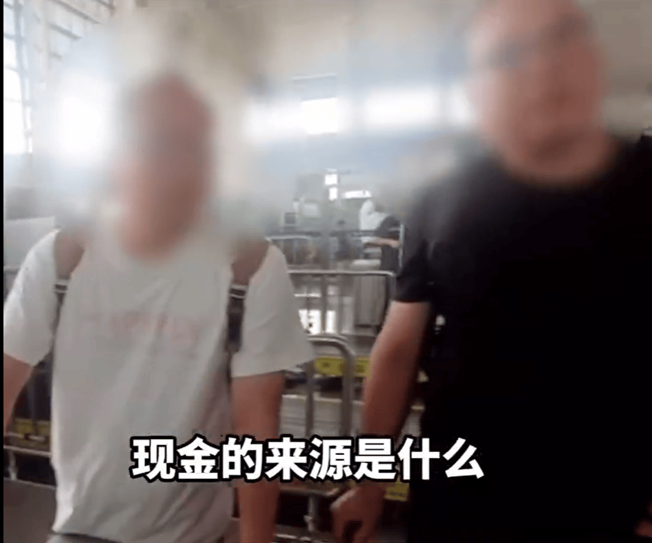 2名男子拖着大型行李箱过安检<strong></p>
<p>理财资格</strong>，被发现装有400万元现金，结局令人舒适