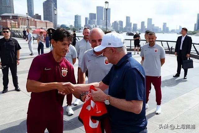 澳大利亚总理抵沪再次漫步外滩<strong></p>
<p>理财资格</strong>，旁边还有上海球迷“老熟人”，你偶遇了吗？