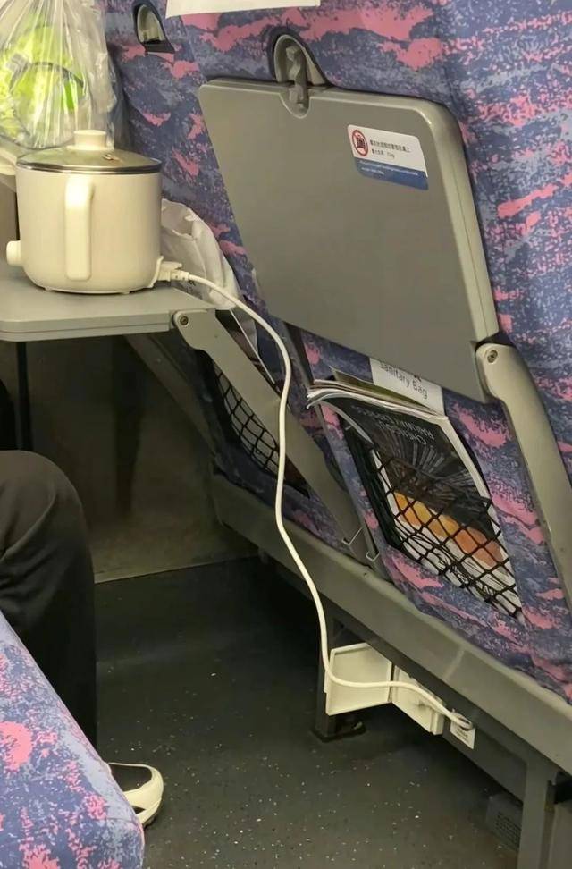 乘客在高铁上使用小型电煮锅<strong></p>
<p>理财与存款</strong>？12306回应：可以带但不能使用