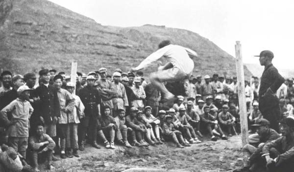 王立华:为什么毛泽东率领的红军不可征服<strong></p>
<p>理财新浪</strong>?斯诺的观察说明了一切