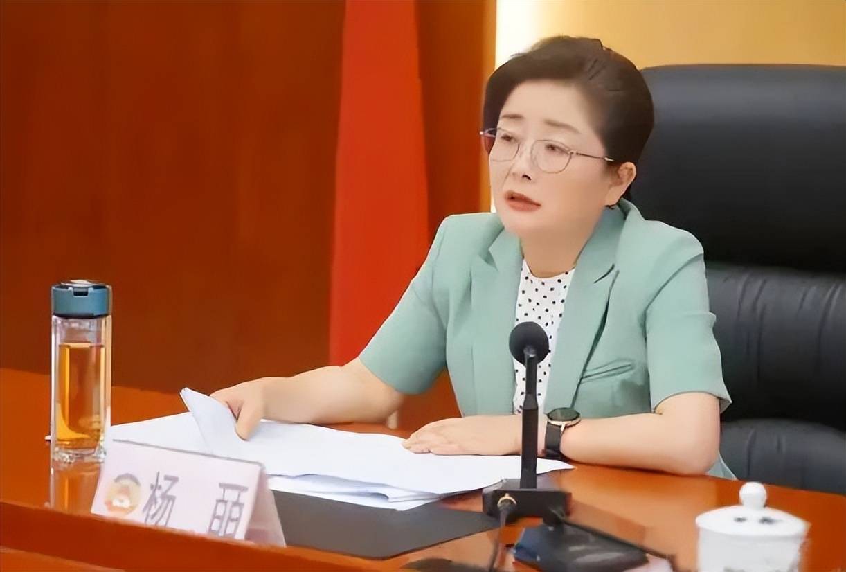 曾任昆明市副市长的她<strong></p>
<p>在线理财平台</strong>，主动投案