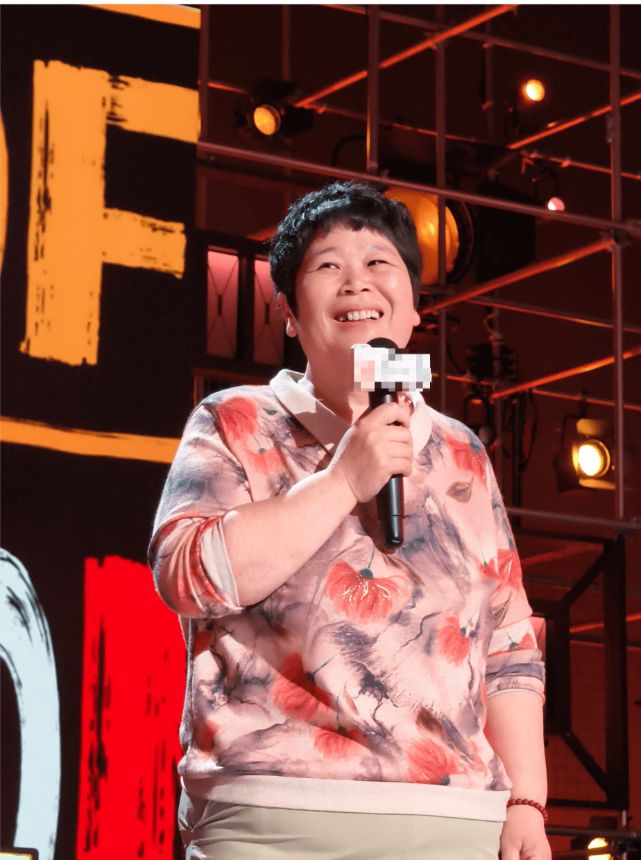 “绝经和出道同时来？”上海街头惊现她的巨幅海报<strong></p>
<p>银行的投资理财</strong>！网友：笑着笑着就哭了