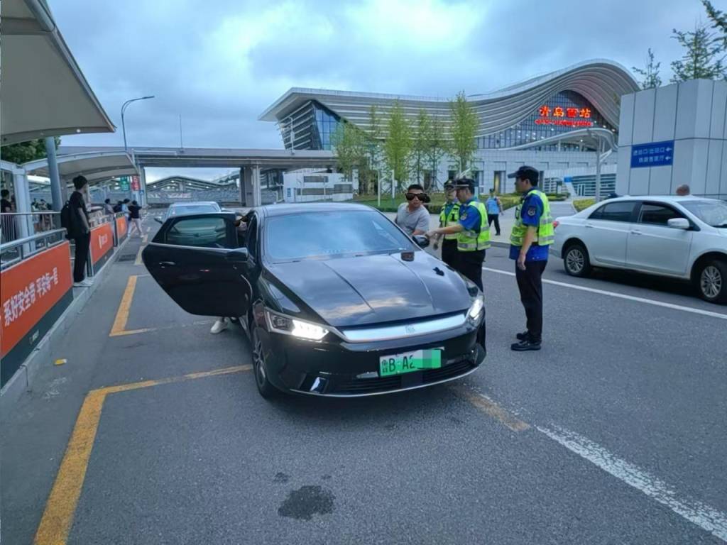 车不动计价器还在“跑”<strong></p>
<p>哪个理财软件好</strong>，青岛一辆出租车安装“跑得快”被查处