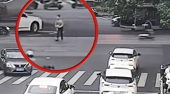 上海一8岁男童单独上路<strong></p>
<p>江西银行理财</strong>，闯红灯被车撞飞：“家长让我自己出来锻炼一下”