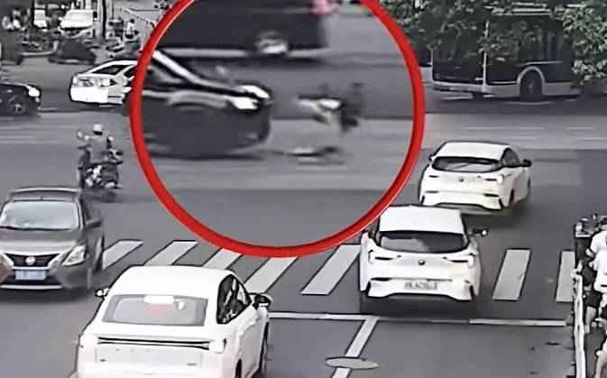 上海一8岁男童单独上路<strong></p>
<p>江西银行理财</strong>，闯红灯被车撞飞：“家长让我自己出来锻炼一下”