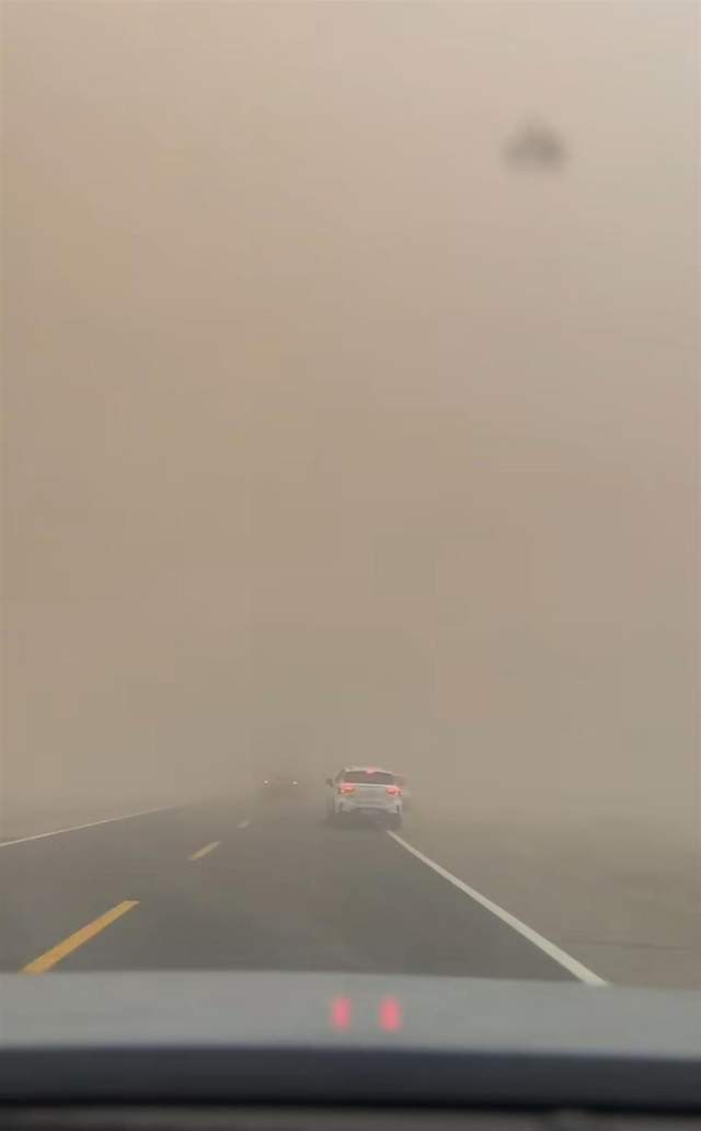 沙尘暴突袭甘肃敦煌<strong></p>
<p>大额理财产品</strong>,游客:百米高沙墙扑向公路,像是走进了末日小说