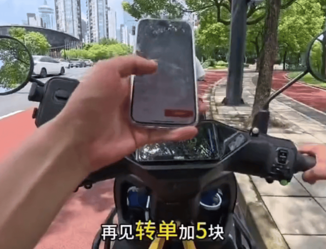 上海一小区被外卖员集体“拉黑”：进小区须乘摆渡车<strong></p>
<p>理财飞单</strong>，送单保安全程陪同，其余骑手在车内等，致订单频繁超时；平台：已尝试与物业沟通