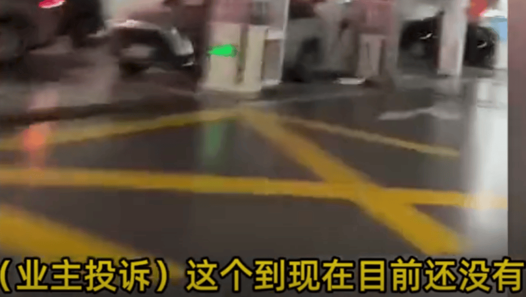 上海一小区被外卖员集体“拉黑”：进小区须乘摆渡车<strong></p>
<p>理财飞单</strong>，送单保安全程陪同，其余骑手在车内等，致订单频繁超时；平台：已尝试与物业沟通