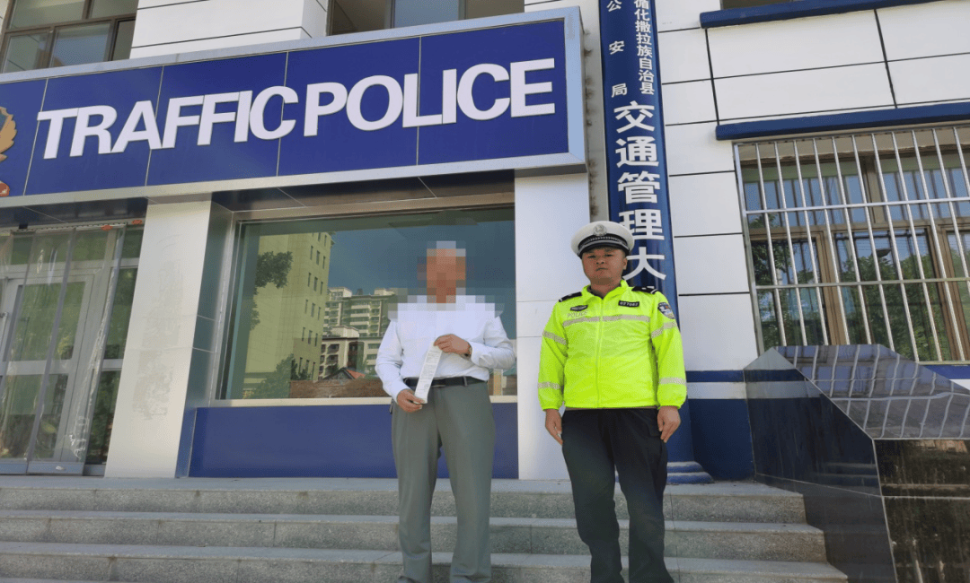 惊险<strong></p>
<p>理财飞单</strong>！青海一女童竟端坐在行驶中的轿车车顶！