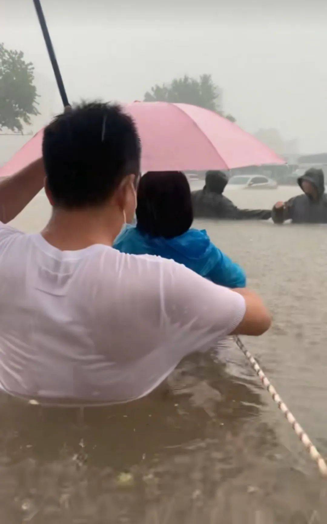 郑州暴雨致京广路隧道被淹<strong></p>
<p>蓝鲸理财课</strong>，亲历者：车是飘起来的，很害怕，有人爬梯子离开 2021年也曾淹没多台车辆