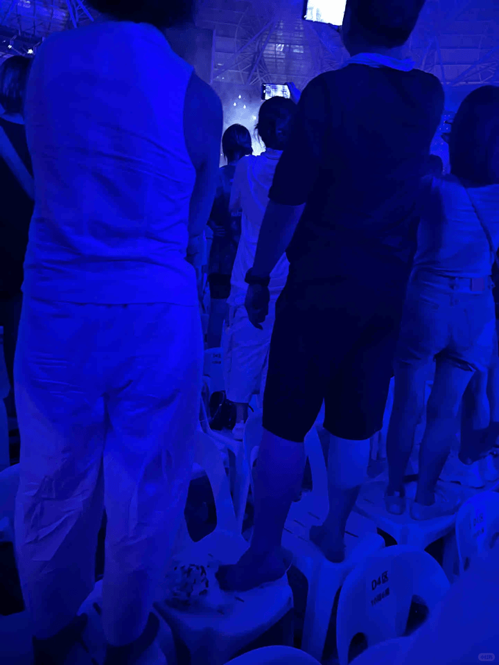 谢霆锋演唱会<strong></p>
<p>蓝鲸理财课</strong>，一对男女一直站着不肯坐下，引起公愤