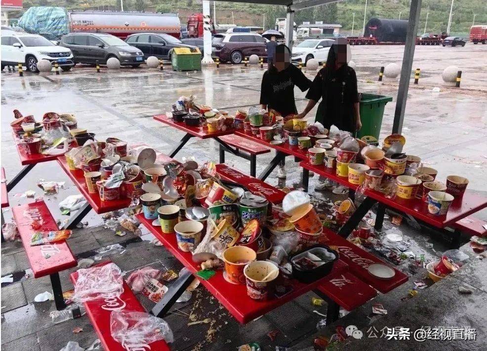 河北张家口一高速服务区垃圾成灾<strong></p>
<p>理财低风险</strong>，休息区桌椅上堆满泡面桶，官方回应