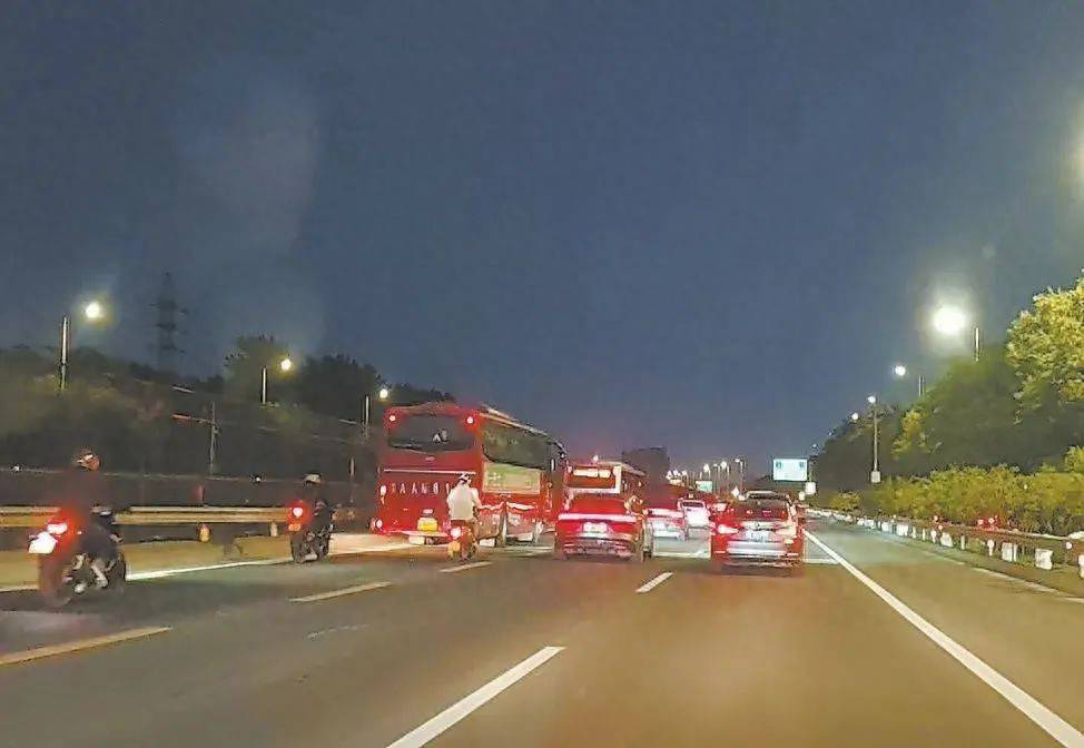 正在严查！京通快速路<strong></p>
<p>如何投资理财产品</strong>，半小时18辆摩托车违法行驶