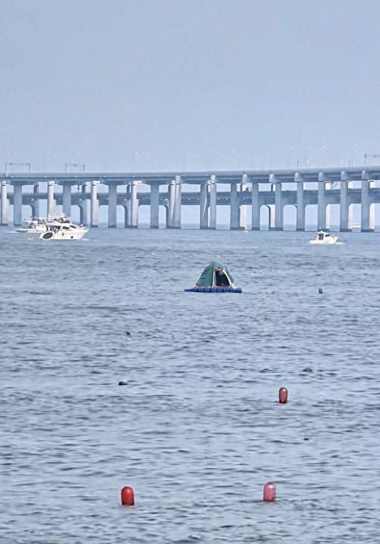 游客在海面搭建移动帐篷露营<strong></p>
<p>p2p理财安全吗</strong>，大连海警：不违规，但需注意安全