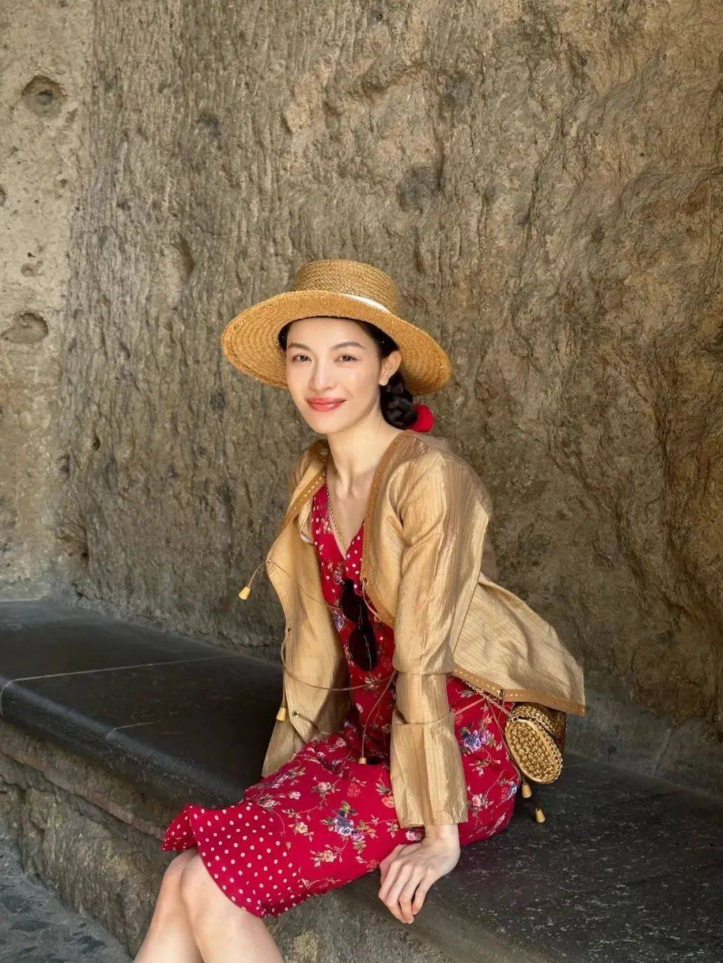 质感女人怎么都在穿这个颜色<strong></p>
<p>保本理财收益</strong>？