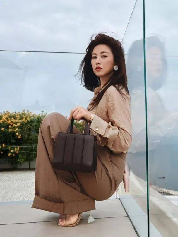 质感女人怎么都在穿这个颜色<strong></p>
<p>保本理财收益</strong>？