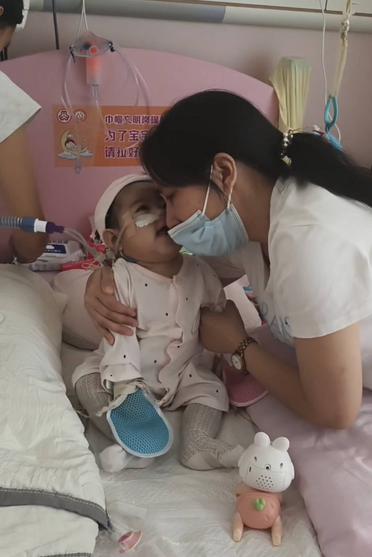 奶奶在哭<strong></p>
<p>微众银行理财</strong>，宝宝在笑！40天女婴重病，00后父亲割肝救女，术后这一幕让网友泪奔