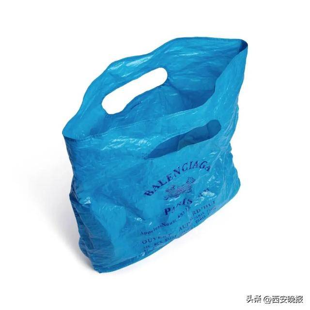 巴黎世家又推出“塑料袋”款新包了<strong></p>
<p>优储理财</strong>，售价8200元，官网显示缺货