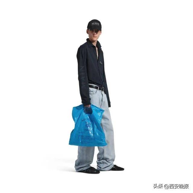 巴黎世家又推出“塑料袋”款新包了<strong></p>
<p>优储理财</strong>，售价8200元，官网显示缺货