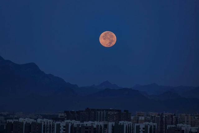 刷屏朋友圈<strong></p>
<p>零钱包理财</strong>!“红月亮”高清大图来了