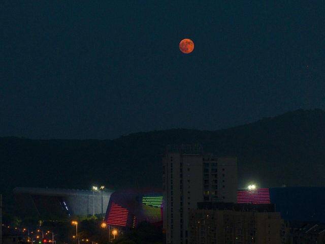 刷屏朋友圈<strong></p>
<p>零钱包理财</strong>!“红月亮”高清大图来了