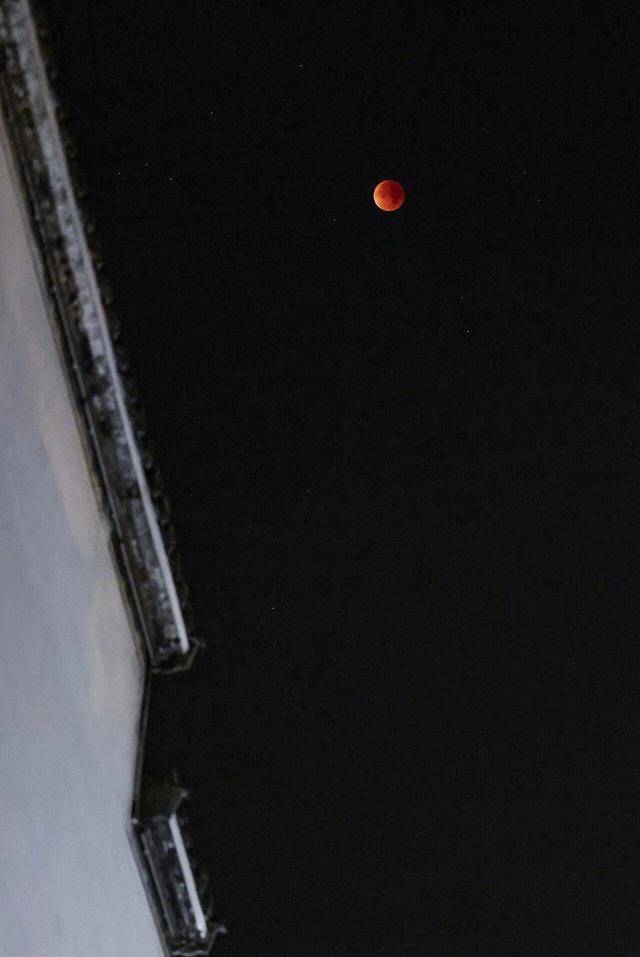 刷屏朋友圈<strong></p>
<p>零钱包理财</strong>!“红月亮”高清大图来了