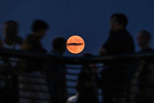 刷屏朋友圈<strong></p>
<p>零钱包理财</strong>!“红月亮”高清大图来了