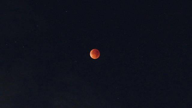 刷屏朋友圈<strong></p>
<p>零钱包理财</strong>!“红月亮”高清大图来了