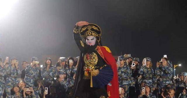 兰州大学军训期间大一女生表演川剧吐火<strong></p>
<p>零钱包理财</strong>，校方：学生来自东北，因个人爱好自学