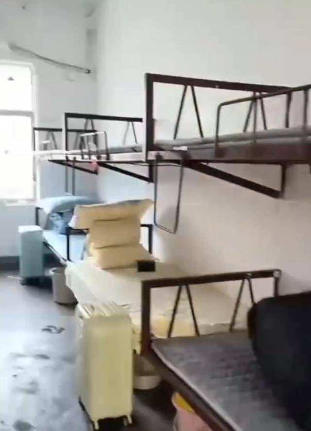 湖南一学生宿舍床铺仅用三角铁和螺丝固定<strong></p>
<p>零钱包理财</strong>，学校回应