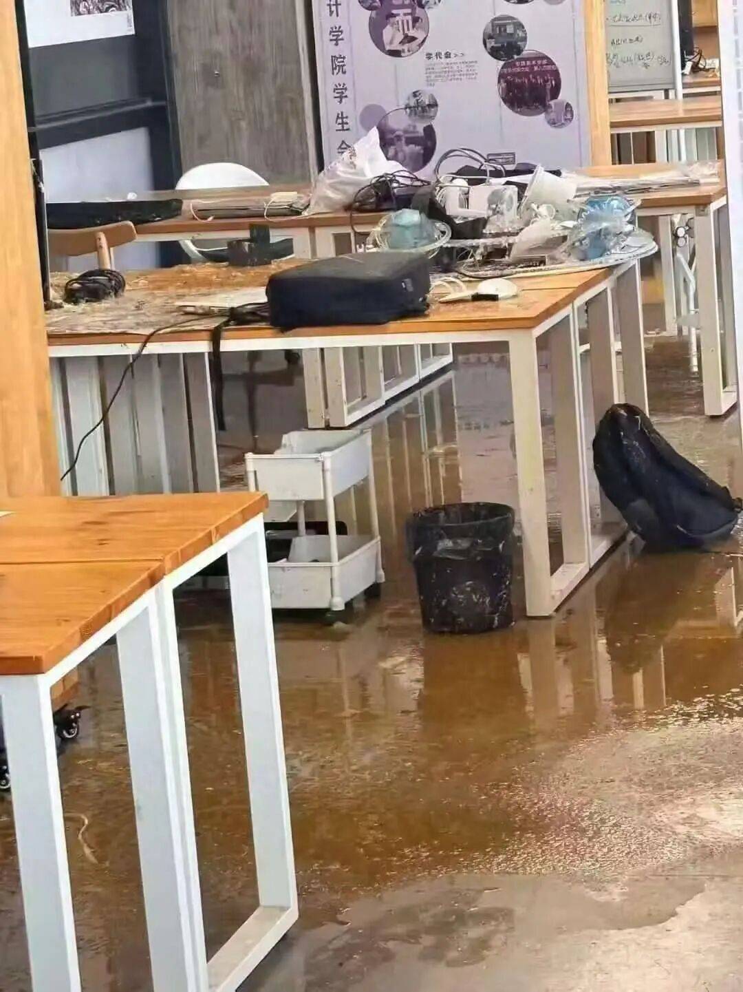 浙江杭州一女生教室正做作业<strong></p>
<p>理财的渠道</strong>，头顶管道破裂被污水淋头，情绪崩溃大哭，中国美院良渚校区：眼镜堵塞管道致泄漏，女生已得到安抚