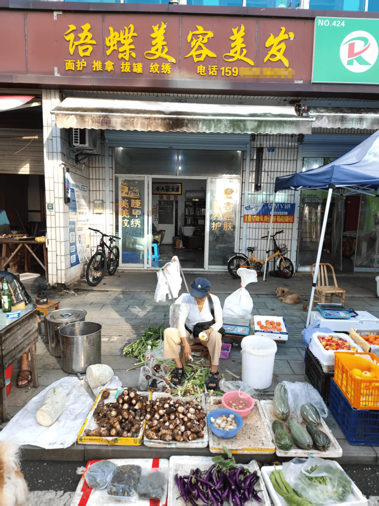浙江一店主允许大妈门口摆摊<strong></p>
<p>理财投资排行榜</strong>,时常被大妈“投喂”蔬果:每次收摊时,都打扫得干干净净