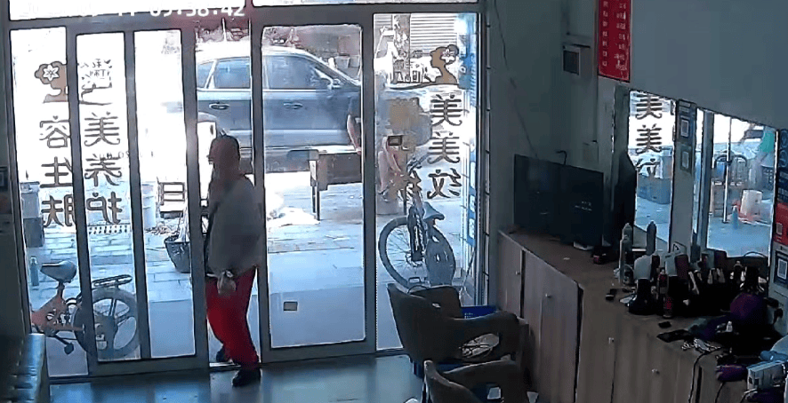 浙江一店主允许大妈门口摆摊<strong></p>
<p>理财投资排行榜</strong>,时常被大妈“投喂”蔬果:每次收摊时,都打扫得干干净净